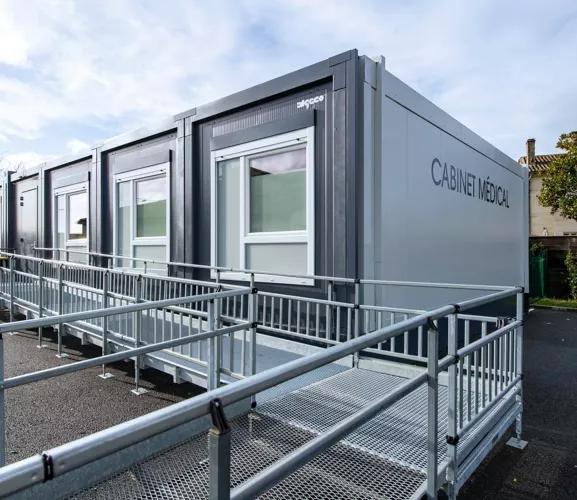 six modules ALGECO® alignés en plein air avec fenêtre et rampe d’accès