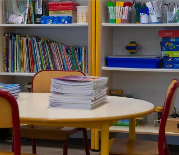 Coin lecture et travail dans une école modulaire ALGECO® avec livres et fournitures scolaires