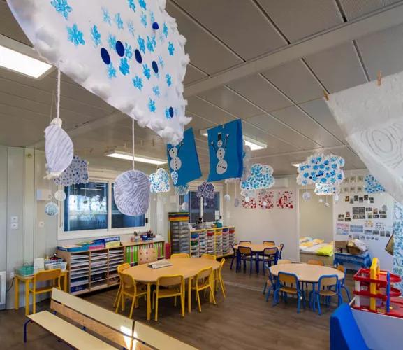  Salle de classe maternelle modulaire ALGECO® décorée avec des créations hivernales suspendues
