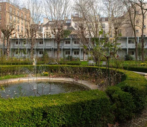 Bâtiment modulaire ALGECO® au cœur du parc de l’Institut catholique de Paris, vu depuis la fontaine centrale
