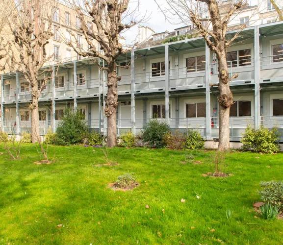 Coursive extérieure du bâtiment modulaire ALGECO® dans le parc arboré de l’Institut catholique de Paris