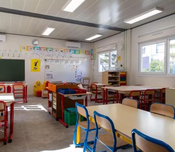 Salle de classe modulaire ALGECO® maternelle lumineuse avec mobilier coloré à Chalon-sur-Saône