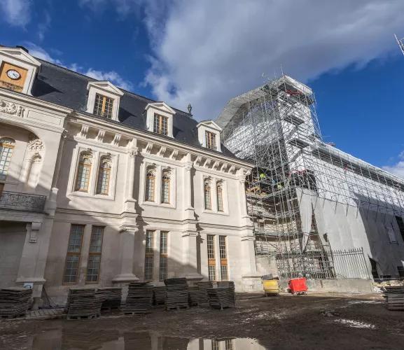Travaux de rénovation au Palais du Tau à Reims avec échafaudage et structure modulaire ALGECO® en façade