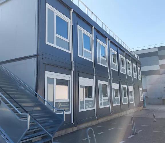 Bâtiment modulaire ALGECO® à deux étages avec escalier métallique extérieur sur site industriel