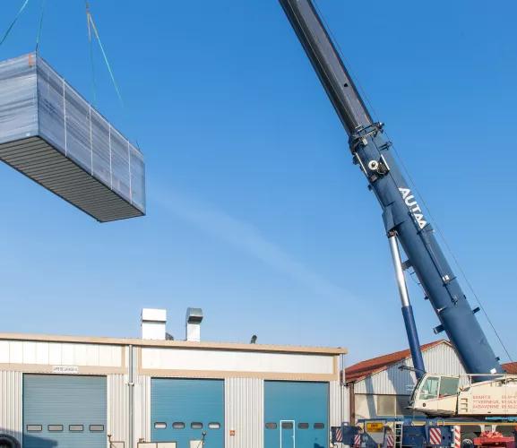 Grutage d’un module pour bâtiment modulaire ALGECO® au-dessus d’un centre technique à Montauban
