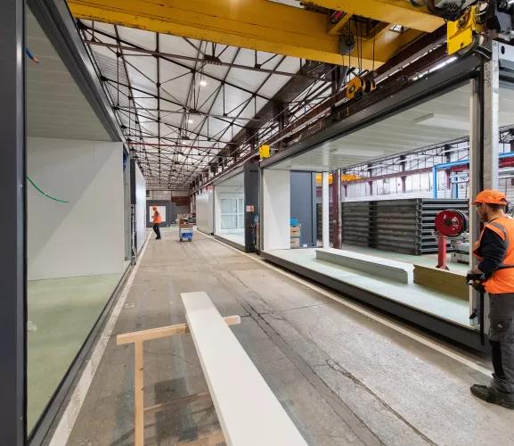 Assemblage de modules ALGECO® dans l’usine de production de Saint-Amour