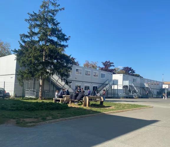 Bâtiment scolaire modulaire ALGECO® à deux niveaux au collège Gérard-Philippe de Niort avec élèves en extérieur