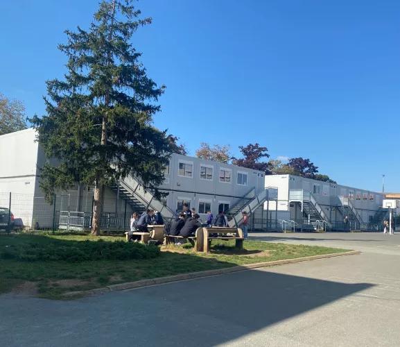 Bâtiment scolaire modulaire ALGECO® à deux niveaux au collège Gérard-Philippe de Niort avec élèves en extérieur