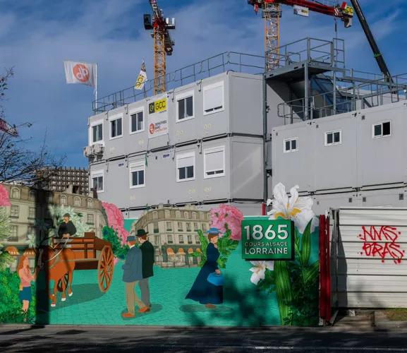 Base vie modulaire ALGECO® R+2 sur le chantier Canopia à Bordeaux avec palissade illustrée