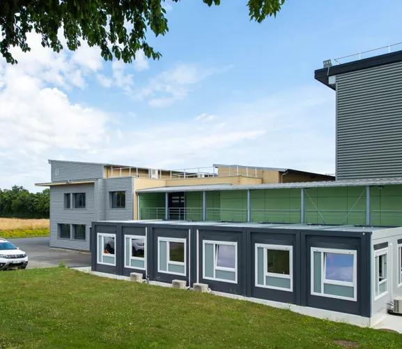 Bâtiment de bureaux modulaires ALGECO® installé sur un site industriel de Trinoval dans la Somme