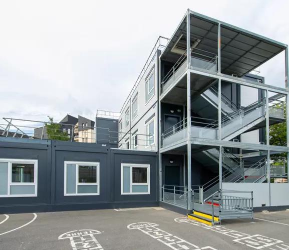 École modulaire ALGECO® à deux étages installée dans la cour d’un groupe scolaire à Compiegne