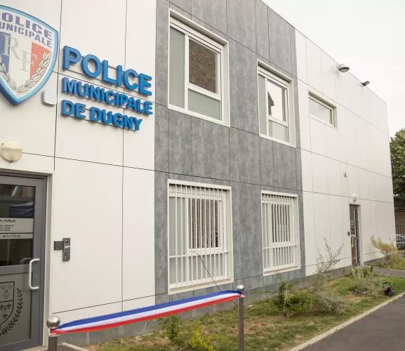 Façade du bâtiment modulaire ALGECO® de la police municipale de Dugny en centre-ville