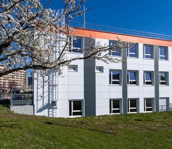 Centre de formation modulaire ALGECO® du CHU Clermont Ferrand façade blanche en environnement arboré