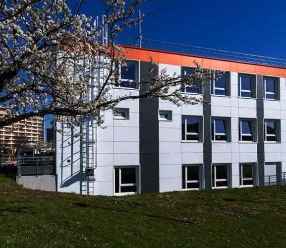 Centre de formation modulaire ALGECO® du CHU Clermont Ferrand façade blanche en environnement arboré