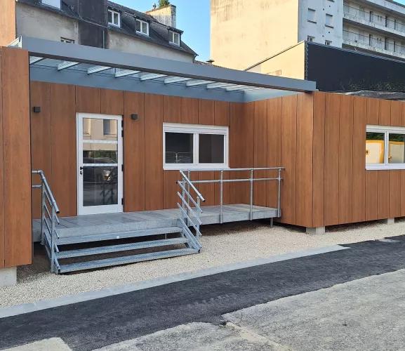 Bâtiment modulaire ALGECO® pour gendarmerie à Quimper avec bardage bois et rampe accès PMR