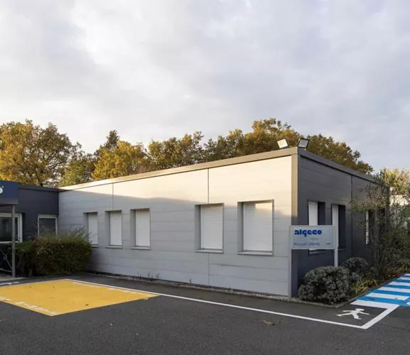 Site ALGECO® de Martillac avec accès PMR et stationnement réservé devant entrée principale