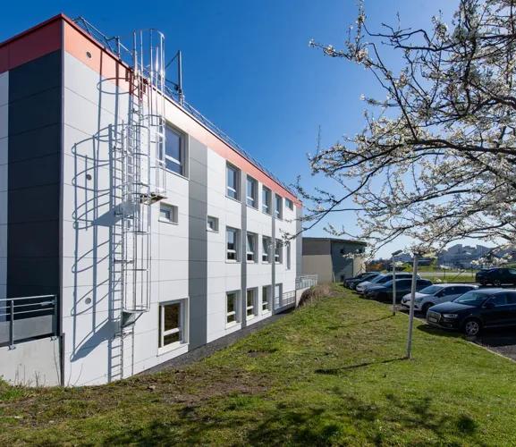Centre de formation modulaire ALGECO® du CHU Clermont Ferrand façade latérale côté escalier extérieur et parking