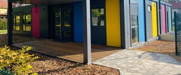 bâtiment modulaire multicolore