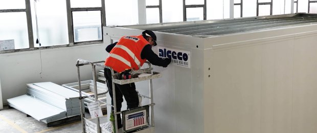 Technicien en intervention sur un bloc modulaire ALGECO®