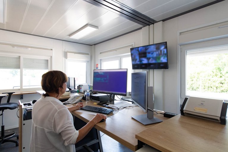 Bureau modulaire Algeco avec écran de vidéosurveillance
