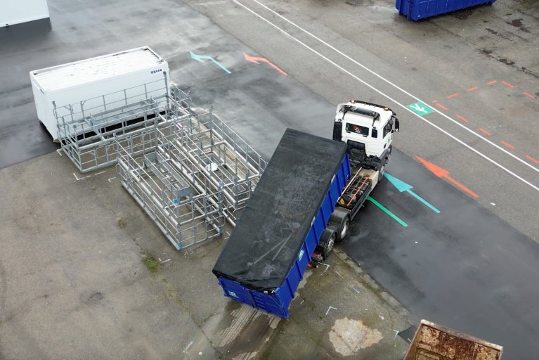 Vue aérienne de blocs modulaires ALGECO® déplacés par camion en plein air