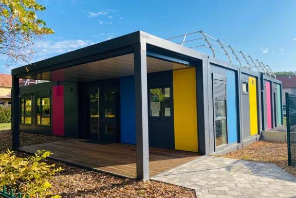 Ecole modulaire Algeco colorée