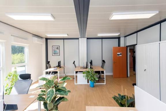 Open space en bureau modulaire Algeco ensoleillé