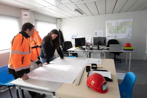Réunion dans un bureau de chantier modulaire Algeco