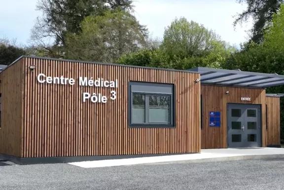 Bâtiment modulaire centre médical pôle 3 avec habillage bois