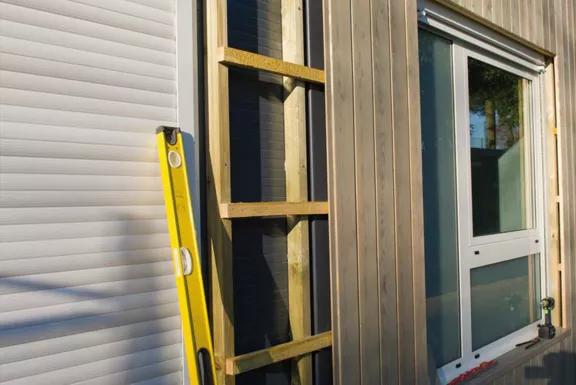 vue de l’ossature pour bardage bois sur construction modulaire Algeco
