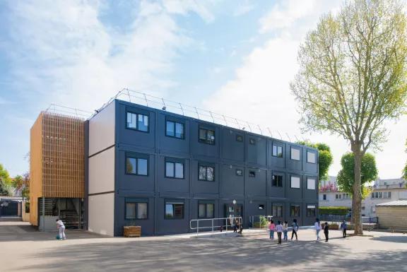 structure avec bardage en bois sur une école modulaire Algeco