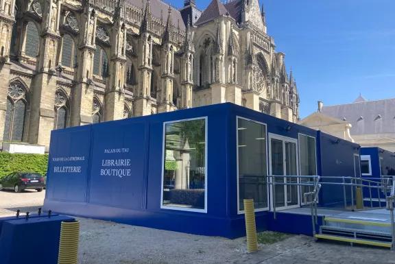 Billetterie et boutique modulaire ALGECO® bleue à côté de la cathédrale de Reims pour le Palais du Tau