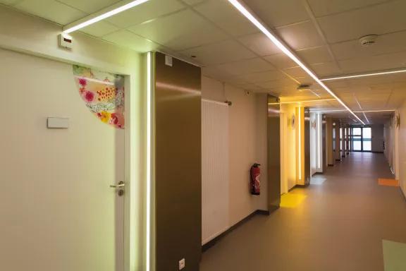 Couloir d'hôpital modulaire moderne ALGECO® avec portes décorées et éclairage doux
