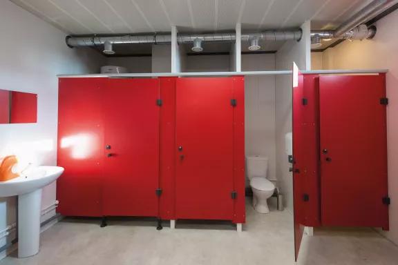 Toilettes modulaires ALGECO® avec portes rouges et installations modernes
