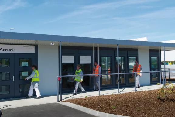Accueil d’un local industriel modulaire ALGECO® avec accès sécurisé