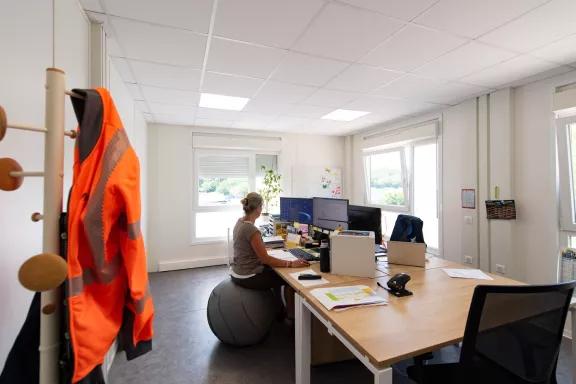 Bureau aménagé dans un local industriel modulaire ALGECO®