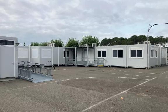 Installation de classes modulaires ALGECO® avec accès PMR