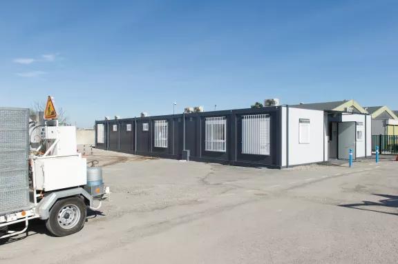 Local industriel modulaire ALGECO® à proximité d’un véhicule utilitaire