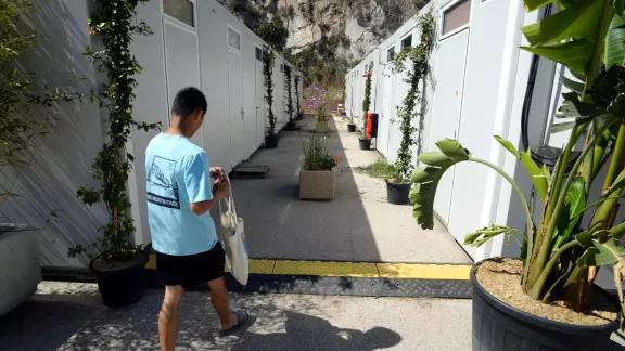 Allée entre Hébergements modulaires ALGECO® fleuris à destination des saisonniers à Saint Tropez