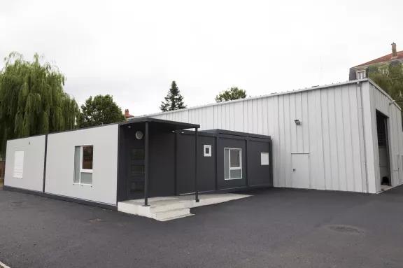 Bâtiments modulaires ALGECO® et hangar métallique sur site industriel