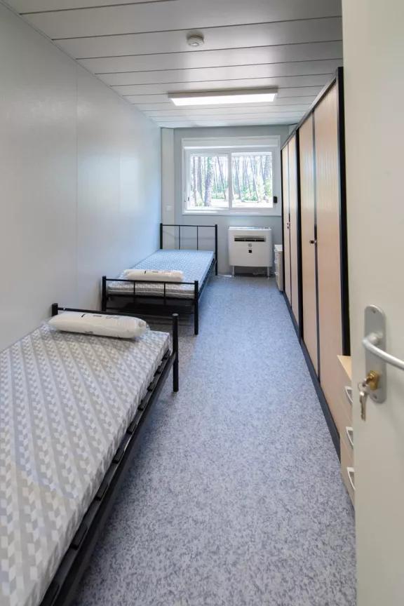 Chambre double dans un hébergement modulaire ALGECO® avec des rangements