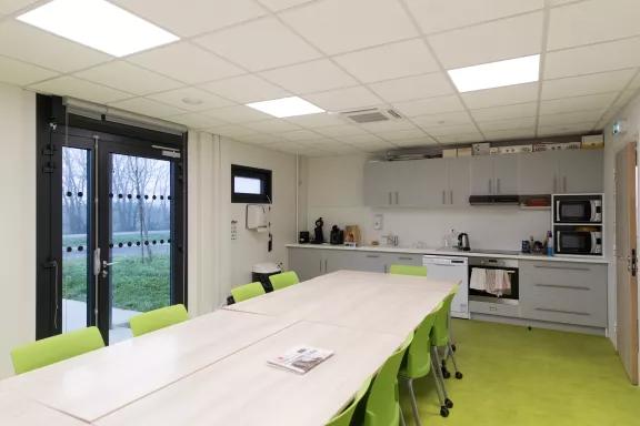 Espace cuisine et salle à manger moderne dans un hébergement modulaire ALGECO®