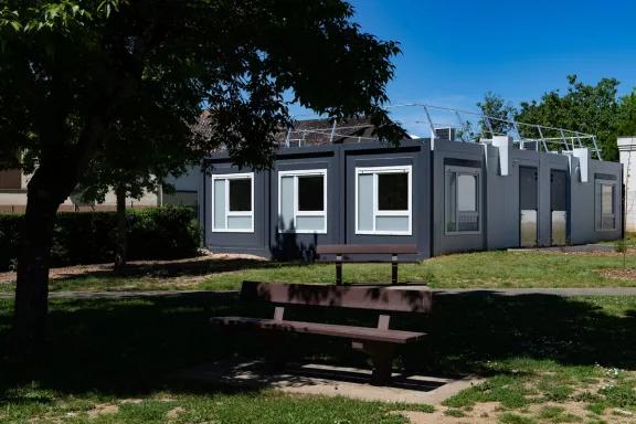Hébergement modulaire en module ALGECO® Progress20 installé dans un cadre paysager verdoyant