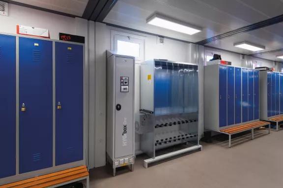 Vestiaires industriels ALGECO® avec casiers métalliques et armoire de désinfection HYGbox