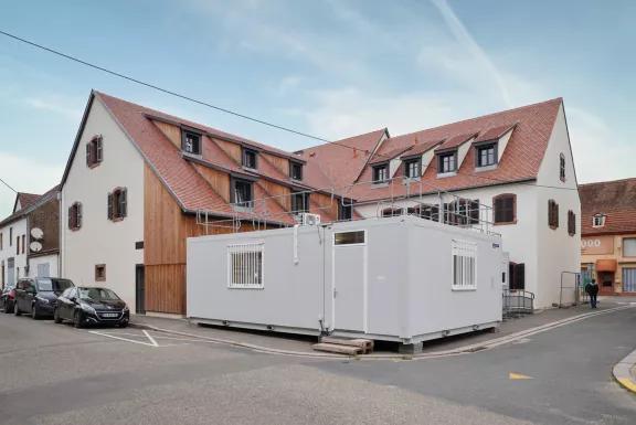 Pharmacie modulaire ALGECO® temporaire installée sur voirie en centre-bourg à Diemeringen