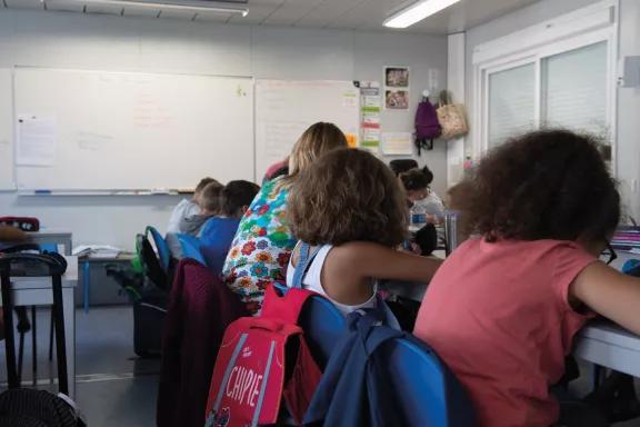 Salle de classe modulaire ALGECO® en activité avec enfants et enseignante