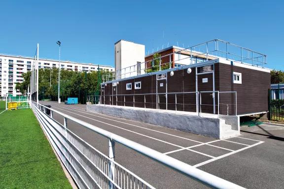 Vestiaires sportifs modulaires ALGECO® en milieu urbain avec accès PMR et bardage bois à Meudon