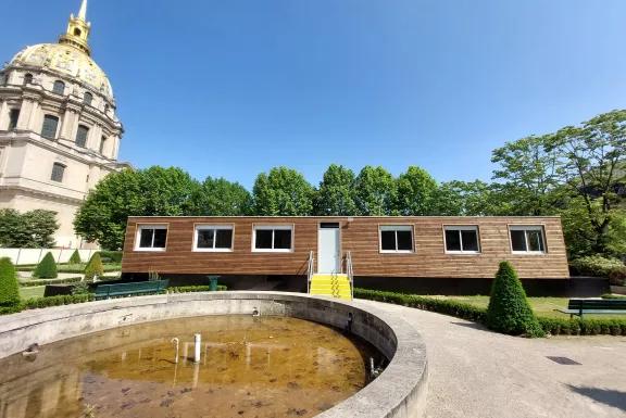 Bâtiment modulaire ALGECO® en bois installé dans les jardins des Invalides à Paris