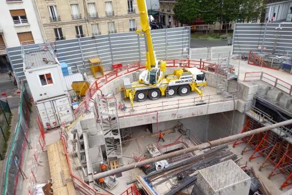 Chantier urbain de grande ampleur avec grue mobile et modules ALGECO® en surface