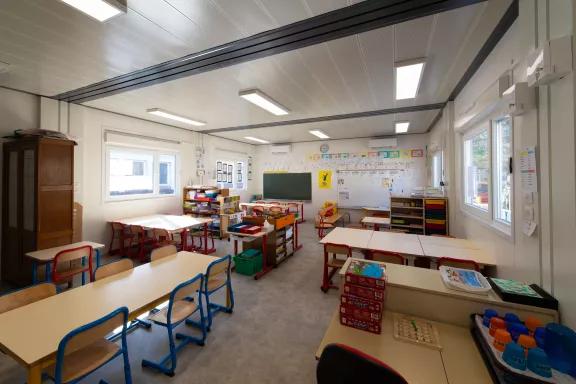 Intérieur lumineux et équipé d’une salle de classe modulaire Algeco pour école primaire